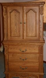 Arbek King Bedroom set w/Bed Frame, 2 Night Stands, 7-Drawer Dresser W/Mirror, & 3-Drawer Entertainment Cabinet