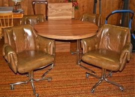 Round Table w/4 Chairs & 1 Leaf