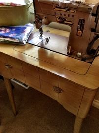 Singer Sewing Machine w/Cabinet...