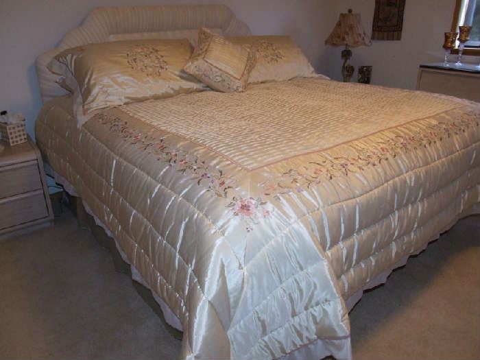 FABULOUS NEW KING SIZE COMPLETE BED INCLUDING DESIGNER STYLE PADDED HEAD BOARD. BEDDING PRICED SEPERATELY