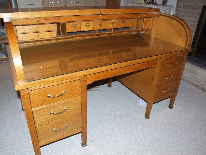 1960'S SOLID OAK ROLL TOP DESK..A ONE OF A KIND! HANDCRAFTED  - OVERSIZED - QUARTER SAWN - LOTS OF COMPARTMENTS FOR STORAGE. INCLUDES KEY.