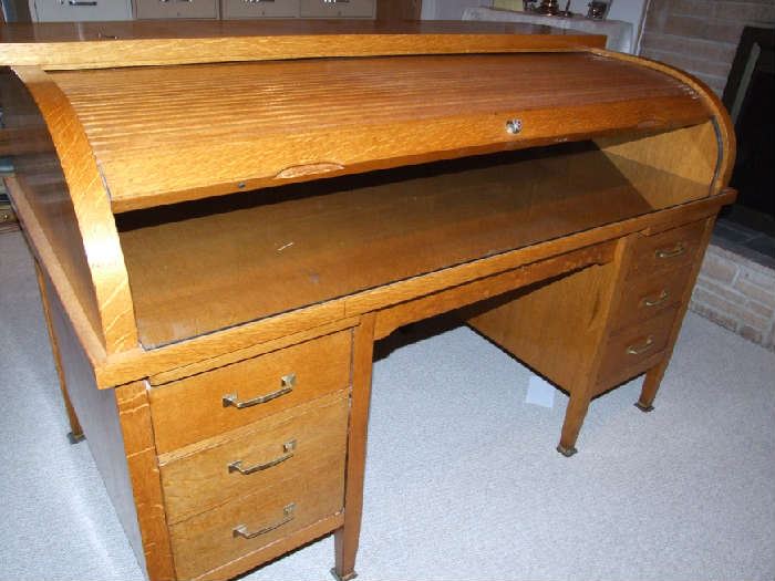 ANOTHER VIEW OF THE ONE OF A KIND OAK DESK. $$$$ PRICED AT ONLY $1200. USE YOUR CREDIT /DEBIT CARD TO PAY !! 5'7" WIDE - 3'7" TALL - 2'10" DEEP. MADE IN THE 1960'S