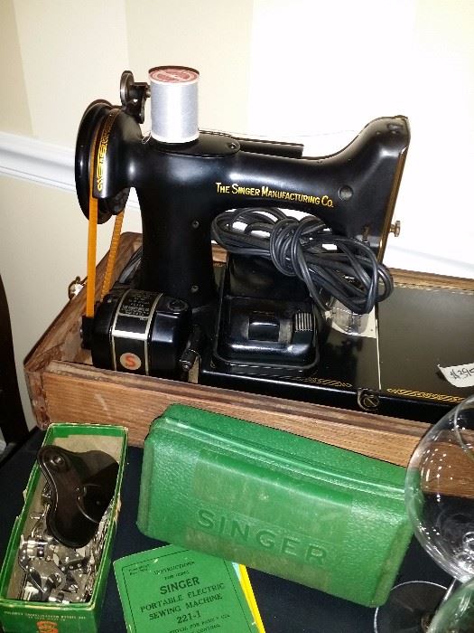Great condition singer 221-2 Featherweight sewing machine