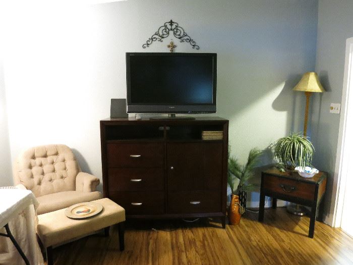 Accent Chair, Bench, Very Nice TV Stand, Sony HDMI Flat Screen TV, Accent Table