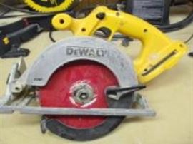 Dewalt 18v Saw - Model 390
