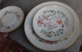  Gorham China Set

Hardly used, no chips or wear. Appears to be 8 five-piece place settings, however 1 dessert plate is missing.

8 dinner plates, 10 1/2" diameter
8 salad plates, 8 1/2" diameter
7 dessert plates, 6 1/4" diameter
8 saucers, 5 3/4" diameter
8 tea cups, 3 1/4"tall, 3 1/2" opening

All patterns match, dinner plates indicate the pattern is "Chinoiserie"