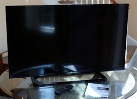 LG 47LS4500 HDTV and LG Blu Ray Player

HDTV has a November 2012 manufacturer date. Comes with remotes and owner's manuals as shown. Tested and working very well, no problems noted. Great picture and sound. 