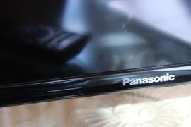 LG 47LS4500 HDTV and LG Blu Ray Player

HDTV has a November 2012 manufacturer date. Comes with remotes and owner's manuals as shown. Tested and working very well, no problems noted. Great picture and sound. 