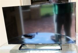 LG 47LS4500 HDTV and LG Blu Ray Player

HDTV has a November 2012 manufacturer date. Comes with remotes and owner's manuals as shown. Tested and working very well, no problems noted. Great picture and sound. 