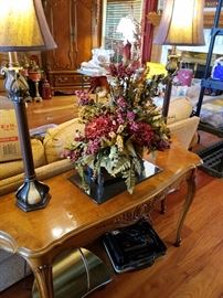sofa table, lamps