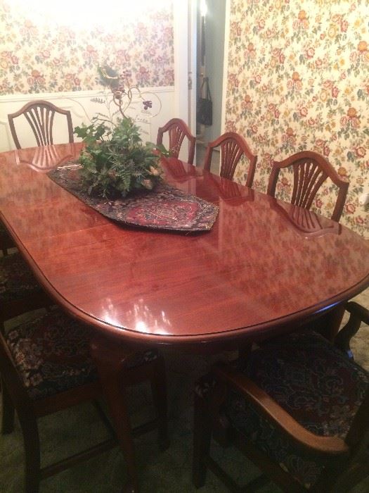 Lovely dining table & 8 chairs