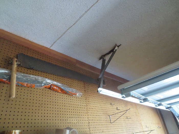 2 handle saw