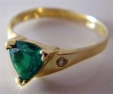14K GOLD LADIES RING w/POSSIBLE EMERALD STONE, MARKED
