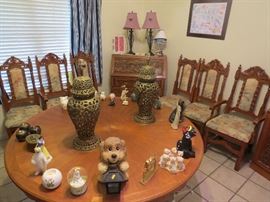 Round Antique Oak Table with 6 Chairs