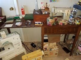 Vintage Singer sewing machine & cabinet.