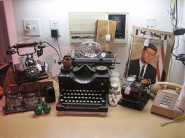 ANTIQUE ROYAL TYPEWRITER.......VINTAGE OFFICE 