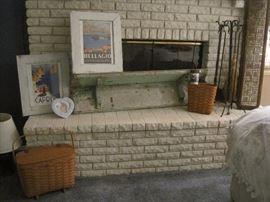 SHABBY CHIPPY WALL SHELF