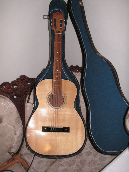 Morena guitar & case