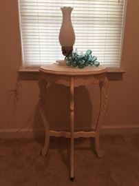 Sweet painted table, marvelous detailing