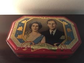 Great vintage souvenir tin