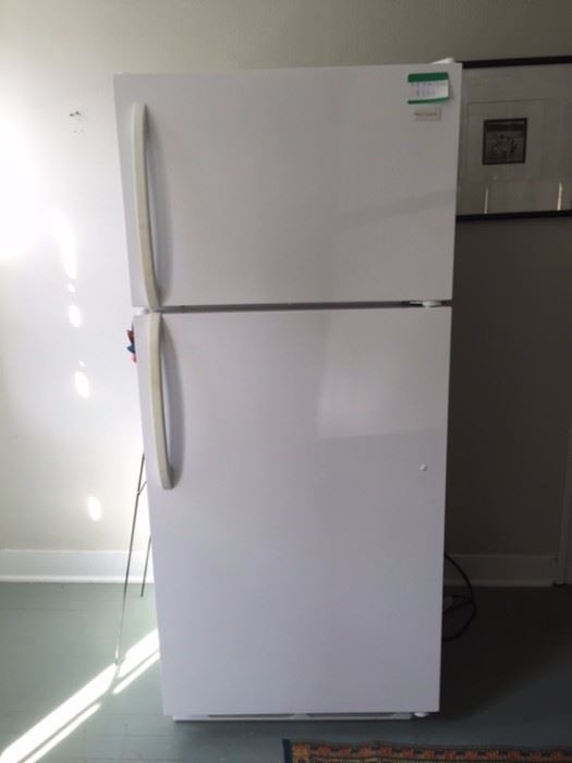 almost new refrig, sacrifice at $250