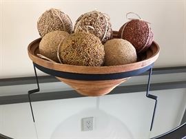 Display bowl with seeded spheres