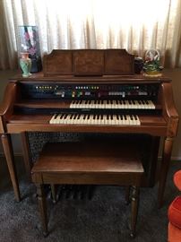 Lowry Holiday organ, great condition and works great!