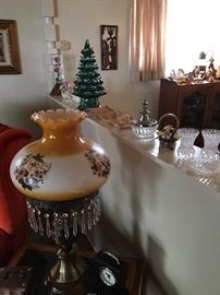 Lots of vintage collectibles and lighting!