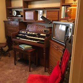 Vintage Wurlitzer organ, Leslie speaker, and RCA tv.
