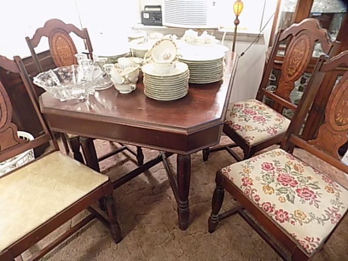 Vintage Dinning Room Table & 4 Chairs