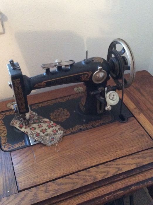  Antique sewing Machine still works