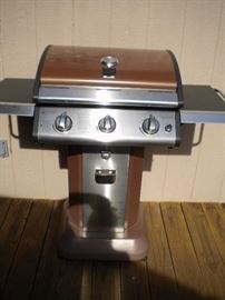 Kenmore 3 burner grill looks like new, clean inside