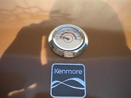 Kenmore 3 burner grill looks like new, clean inside