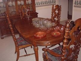 Beautiful table, leaf & 4 chairs