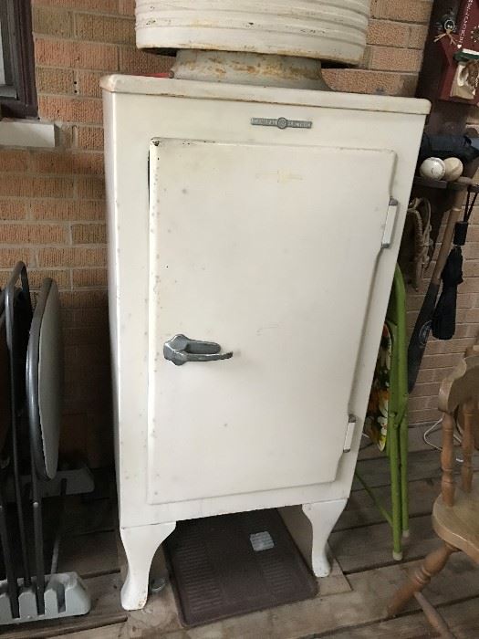 Antique General Electric Ice box that runs