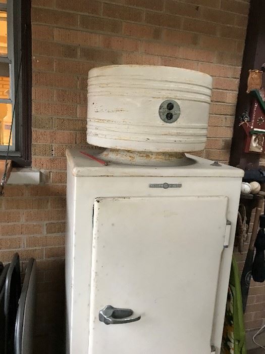Antique General Electric Ice Box that runs