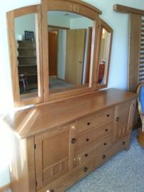 Wonderful and large oak Palliser dresser from Kentucky with adjustable mirros and matching king size headboard