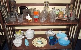 Children's alphabet and baby dish collectibles. 