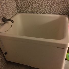 Japanese soaking tub. Fiberglass. As-is.