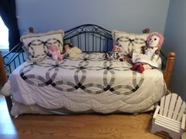 Sweet Daybed with a Trundle Bed