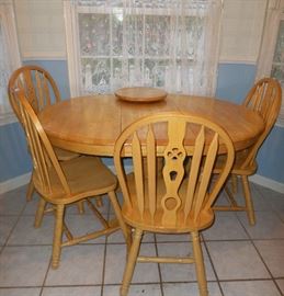 Nice kitchen table & chairs