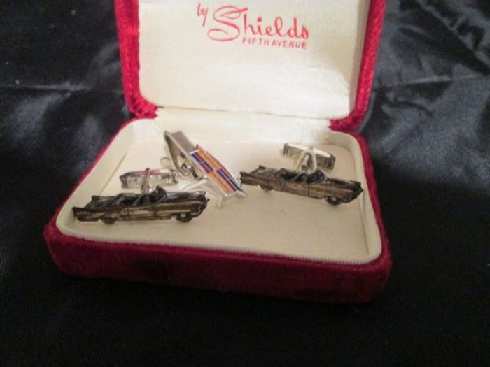 Set of vintage Fenwick & Sailors Sterling Cadillac cufflinks and a Cadillac emblem tie clip
Condition: GOOD
Shipping: YES
Size: 