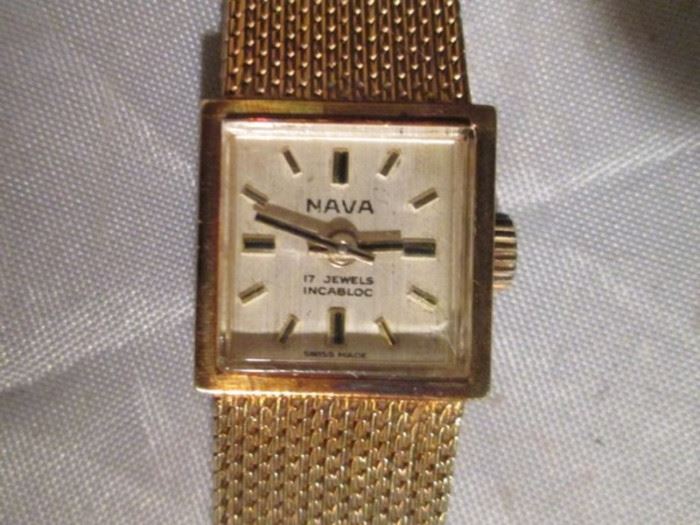 Vintage Nava 14kt Gold watch. Appears to keep time
Condition: GOOD
Shipping: YES 