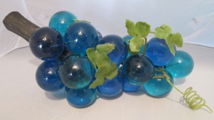 Vintage Blue Acrylic Grape Bunch, table decor
Condition: GOOD
Shipping: YES
Size: 13"