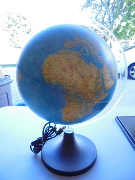 Light up World Globe (working)
Condition: Good
Shipping: Yes
Size: See Pictures
Location: Garage