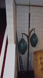 Vintage 2 Lamps on Spring Loaded Pole, Works
Condition: Good
Shipping: No