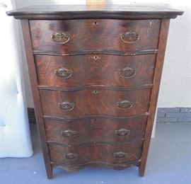 Antique Victorian circa 1880 serpentine flame mahagony 5 Drawer Chest of Drawers with Pin and Cove (Knapp) Joints
Condition: Consistent with age and use
Shipping: No
Size: 5ft x 2ft x 3ft
Location: Garage