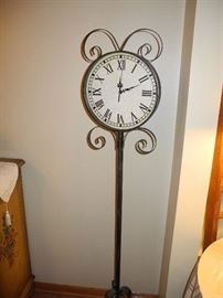 Standing floor clock