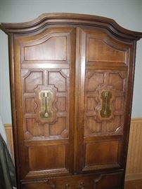 Wardrobe storage chest