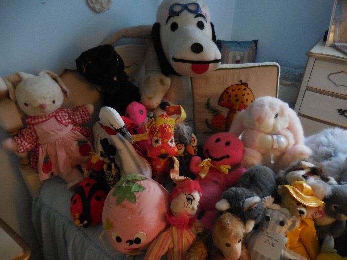 Vintage Stuffed Animals. LARGE SNOOPY SOLD!